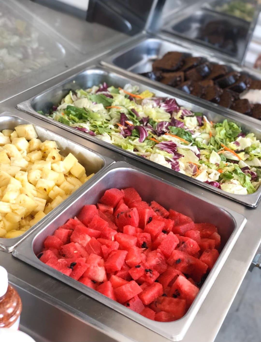 Barra de ensaladas y fruta fresca, servicio Grupo Rico