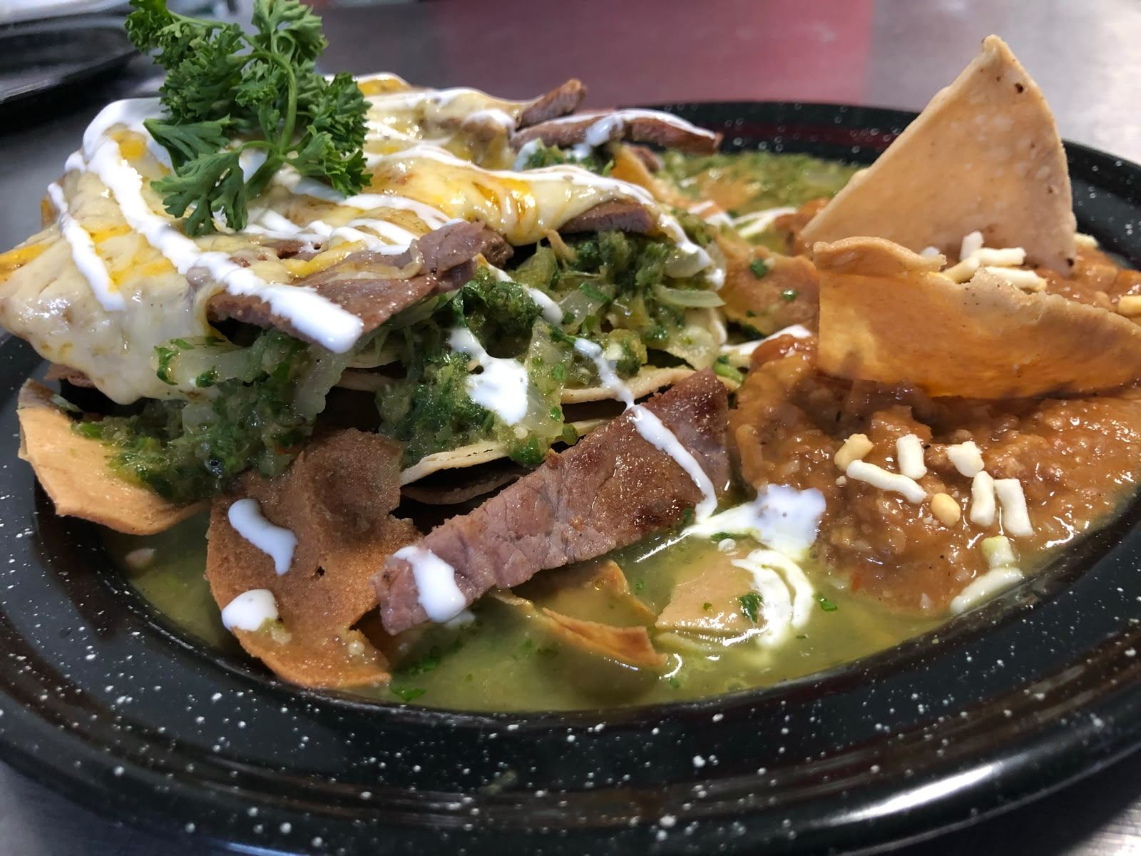 Frijoles refritos con totopos, presentación de buffet